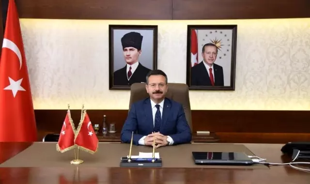 Vali Aksoy, 'Sağlık çalışanları, dünyanın en zor ve en onurlu işlerinden birini yapıyorlar' Vali Aksoy, 'Sağlık çalışanları, dünyanın en zor ve en onurlu işlerinden birini yapıyorlar'