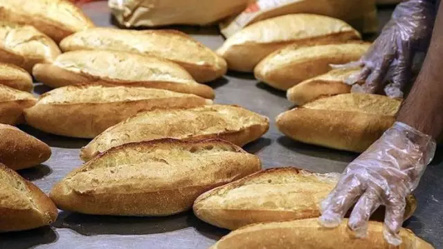 Eline iki ekmek alan kısıtlamayı ihlal edince, ilçede pazar günleri ekmek satışı yasaklandı Eline iki ekmek alan kısıtlamayı ihlal edince, ilçede pazar günleri ekmek satışı yasaklandı
