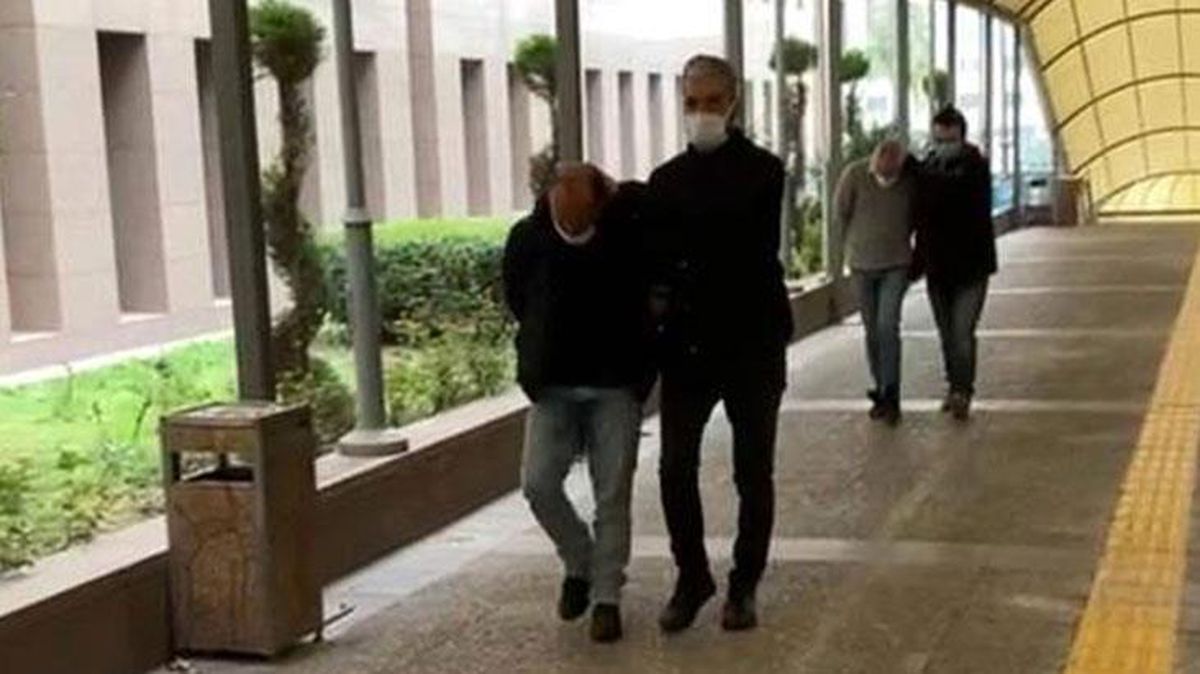18 yıl önce öldürülen adamın katil zanlılarının, komşusu ve onun arkadaşı olduğu ortaya çıktı