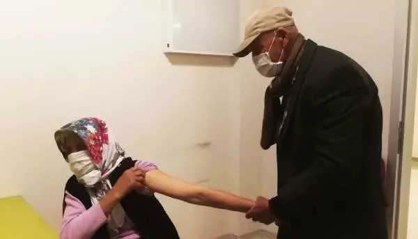 Son dakika... 65 yıllık çift, ikinci doz aşılarını olmak için hastaneye el ele tutuşarak gitti Son dakika... 65 yıllık çift, ikinci doz aşılarını olmak için hastaneye el ele tutuşarak gitti