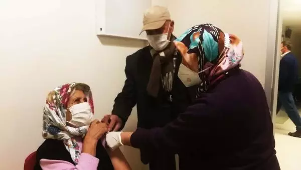 Son dakika... 65 yıllık çift, ikinci doz aşılarını olmak için hastaneye el ele tutuşarak gitti Son dakika... 65 yıllık çift, ikinci doz aşılarını olmak için hastaneye el ele tutuşarak gitti