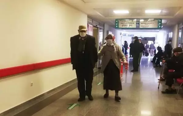 Son dakika... 65 yıllık çift, ikinci doz aşılarını olmak için hastaneye el ele tutuşarak gitti Son dakika... 65 yıllık çift, ikinci doz aşılarını olmak için hastaneye el ele tutuşarak gitti