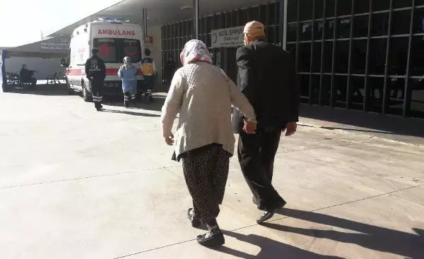 Son dakika... 65 yıllık çift, ikinci doz aşılarını olmak için hastaneye el ele tutuşarak gitti Son dakika... 65 yıllık çift, ikinci doz aşılarını olmak için hastaneye el ele tutuşarak gitti