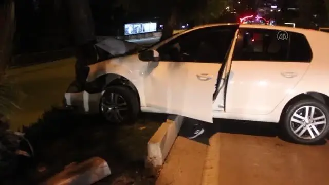 Ağaca çarpan otomobildeki 2 kişi yaralandı Ağaca çarpan otomobildeki 2 kişi yaralandı