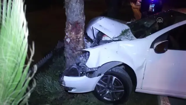Ağaca çarpan otomobildeki 2 kişi yaralandı Ağaca çarpan otomobildeki 2 kişi yaralandı