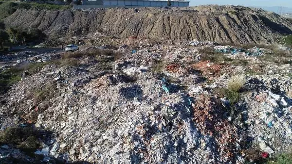 İZMİR Asbestli atıkların kaçak olarak döküldüğü tarım alanı çöplüğe dönüştü İZMİR Asbestli atıkların kaçak olarak döküldüğü tarım alanı çöplüğe dönüştü
