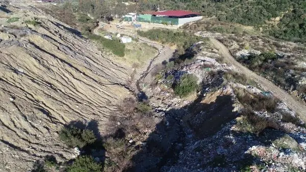 İZMİR Asbestli atıkların kaçak olarak döküldüğü tarım alanı çöplüğe dönüştü İZMİR Asbestli atıkların kaçak olarak döküldüğü tarım alanı çöplüğe dönüştü