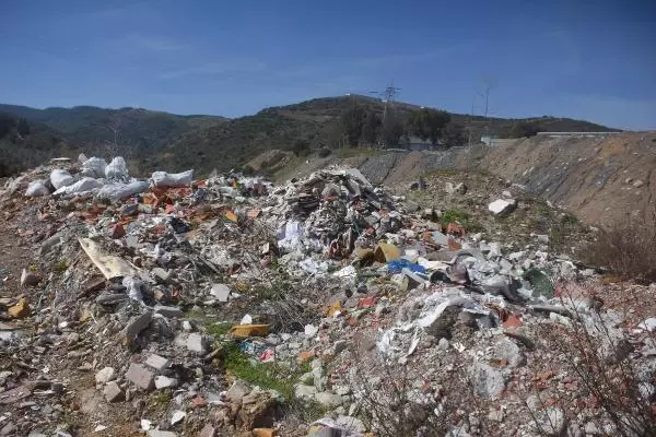 İZMİR Asbestli atıkların kaçak olarak döküldüğü tarım alanı çöplüğe dönüştü İZMİR Asbestli atıkların kaçak olarak döküldüğü tarım alanı çöplüğe dönüştü