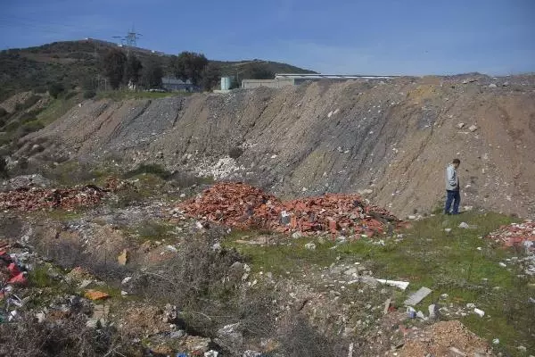 İZMİR Asbestli atıkların kaçak olarak döküldüğü tarım alanı çöplüğe dönüştü İZMİR Asbestli atıkların kaçak olarak döküldüğü tarım alanı çöplüğe dönüştü
