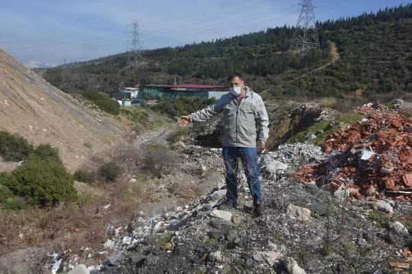 İZMİR Asbestli atıkların kaçak olarak döküldüğü tarım alanı çöplüğe dönüştü İZMİR Asbestli atıkların kaçak olarak döküldüğü tarım alanı çöplüğe dönüştü