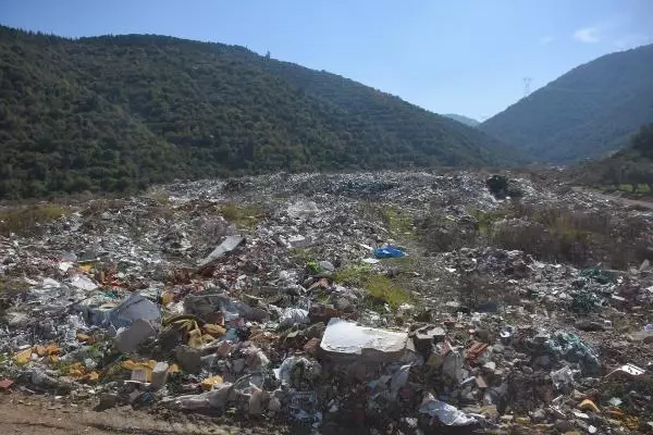 İZMİR Asbestli atıkların kaçak olarak döküldüğü tarım alanı çöplüğe dönüştü İZMİR Asbestli atıkların kaçak olarak döküldüğü tarım alanı çöplüğe dönüştü