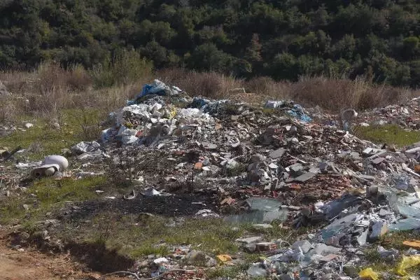 İZMİR Asbestli atıkların kaçak olarak döküldüğü tarım alanı çöplüğe dönüştü İZMİR Asbestli atıkların kaçak olarak döküldüğü tarım alanı çöplüğe dönüştü
