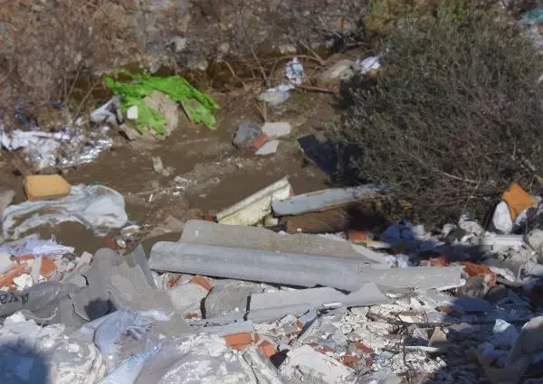 İZMİR Asbestli atıkların kaçak olarak döküldüğü tarım alanı çöplüğe dönüştü İZMİR Asbestli atıkların kaçak olarak döküldüğü tarım alanı çöplüğe dönüştü