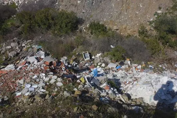 İZMİR Asbestli atıkların kaçak olarak döküldüğü tarım alanı çöplüğe dönüştü İZMİR Asbestli atıkların kaçak olarak döküldüğü tarım alanı çöplüğe dönüştü