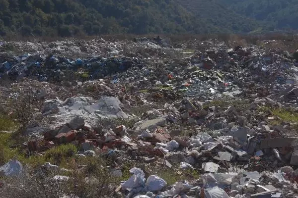 İZMİR Asbestli atıkların kaçak olarak döküldüğü tarım alanı çöplüğe dönüştü İZMİR Asbestli atıkların kaçak olarak döküldüğü tarım alanı çöplüğe dönüştü