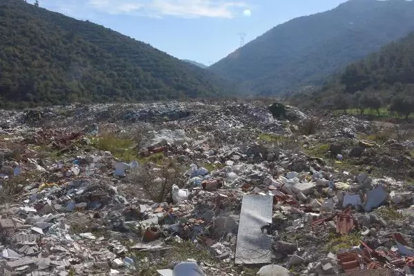 İZMİR Asbestli atıkların kaçak olarak döküldüğü tarım alanı çöplüğe dönüştü İZMİR Asbestli atıkların kaçak olarak döküldüğü tarım alanı çöplüğe dönüştü