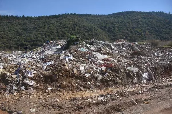İZMİR Asbestli atıkların kaçak olarak döküldüğü tarım alanı çöplüğe dönüştü İZMİR Asbestli atıkların kaçak olarak döküldüğü tarım alanı çöplüğe dönüştü