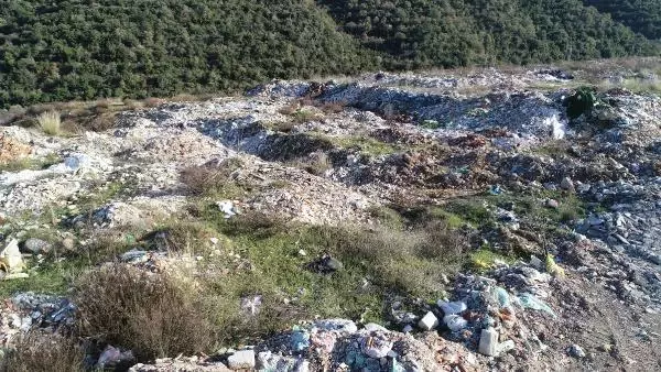 İZMİR Asbestli atıkların kaçak olarak döküldüğü tarım alanı çöplüğe dönüştü İZMİR Asbestli atıkların kaçak olarak döküldüğü tarım alanı çöplüğe dönüştü