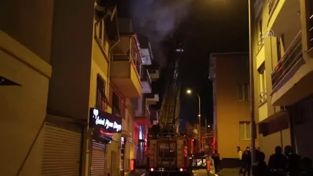 Bir apartmanın çatısında çıkan yangın söndürüldü Bir apartmanın çatısında çıkan yangın söndürüldü