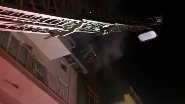 Bir apartmanın çatısında çıkan yangın söndürüldü Bir apartmanın çatısında çıkan yangın söndürüldü