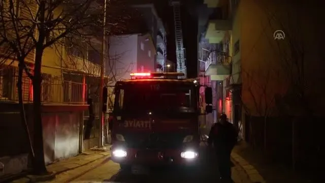 Bir apartmanın çatısında çıkan yangın söndürüldü Bir apartmanın çatısında çıkan yangın söndürüldü