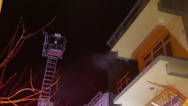 Bir apartmanın çatısında çıkan yangın söndürüldü Bir apartmanın çatısında çıkan yangın söndürüldü