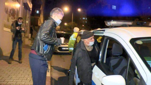 Bir kolu alçıda araç kullanan minibüs şoförü önce bir araca çarptı, ardından takla atıp başka bir otomobilin üstüne düştü