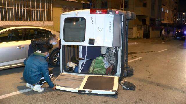 Bir kolu alçıda araç kullanan minibüs şoförü önce bir araca çarptı, ardından takla atıp başka bir otomobilin üstüne düştü