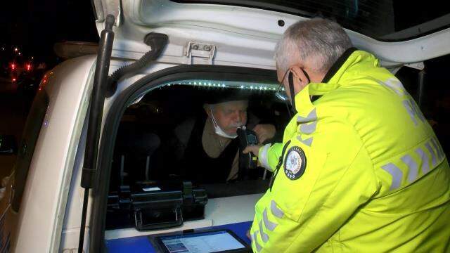 Bir kolu alçıda araç kullanan minibüs şoförü önce bir araca çarptı, ardından takla atıp başka bir otomobilin üstüne düştü