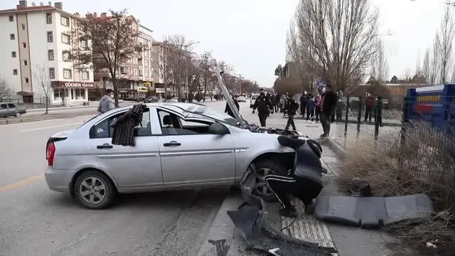 Çubuk'ta devrilen otomobil yürüyüş yapan çifte çarptı: 7 yaralı Çubuk'ta devrilen otomobil yürüyüş yapan çifte çarptı: 7 yaralı