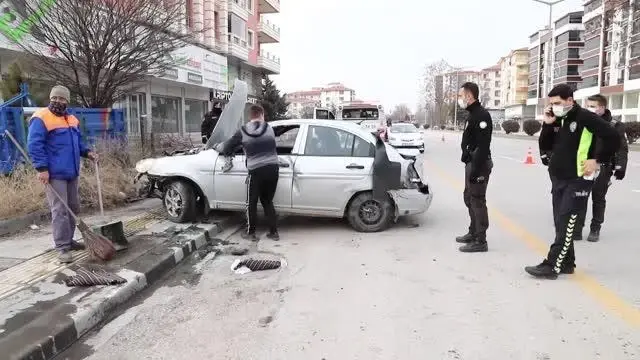 Çubuk'ta devrilen otomobil yürüyüş yapan çifte çarptı: 7 yaralı Çubuk'ta devrilen otomobil yürüyüş yapan çifte çarptı: 7 yaralı