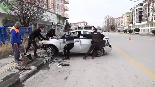Çubuk'ta devrilen otomobil yürüyüş yapan çifte çarptı: 7 yaralı Çubuk'ta devrilen otomobil yürüyüş yapan çifte çarptı: 7 yaralı