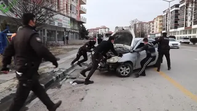 Çubuk'ta devrilen otomobil yürüyüş yapan çifte çarptı: 7 yaralı Çubuk'ta devrilen otomobil yürüyüş yapan çifte çarptı: 7 yaralı