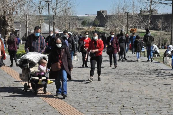 Diyarbakır'da cadde ve sokaklar doldu; uyarılar hiçe sayıldı