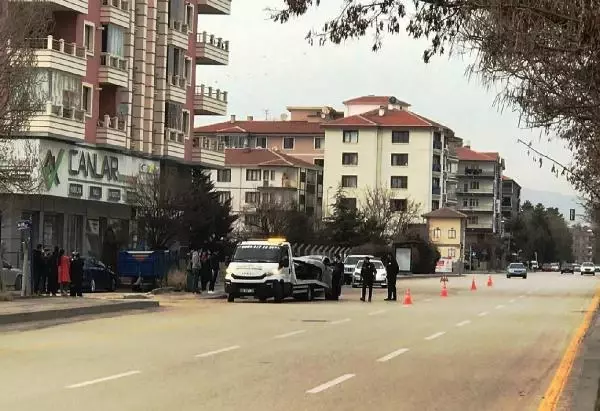 Çubuk'ta devrilen otomobil yürüyüş yapan çifte çarptı: 7 yaralı Çubuk'ta devrilen otomobil yürüyüş yapan çifte çarptı: 7 yaralı