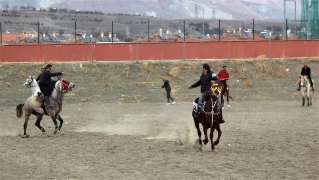 Erzincan'da atlı cirit heyecanı başladı Erzincan'da atlı cirit heyecanı başladı