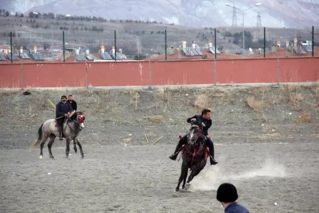 Erzincan'da atlı cirit heyecanı başladı Erzincan'da atlı cirit heyecanı başladı
