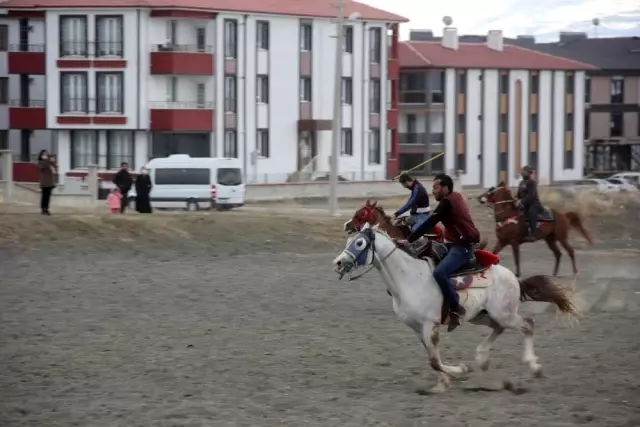 Erzincan'da atlı cirit heyecanı başladı Erzincan'da atlı cirit heyecanı başladı