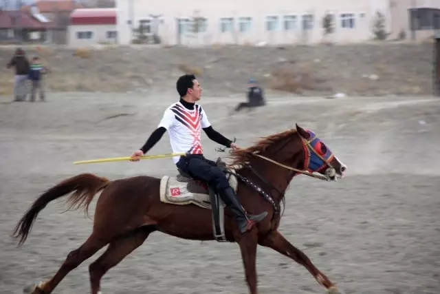 Erzincan'da atlı cirit heyecanı başladı Erzincan'da atlı cirit heyecanı başladı