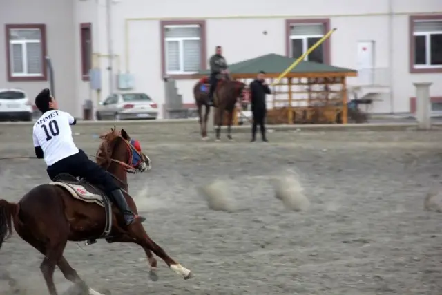 Erzincan'da atlı cirit heyecanı başladı Erzincan'da atlı cirit heyecanı başladı