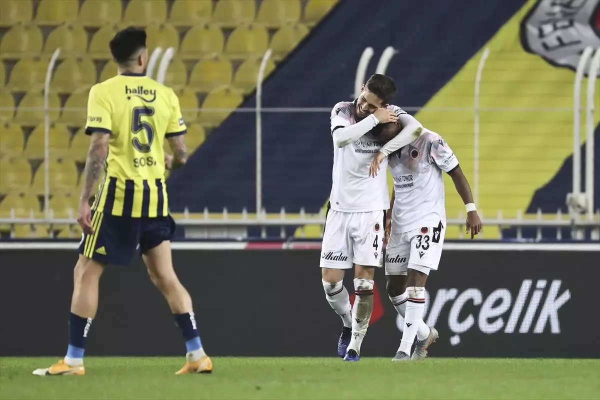Fenerbahçe, sahasında Gençlerbirliği'ne 2-1 mağlup oldu ve şampiyonluk yolunda büyük bir darbe aldı
