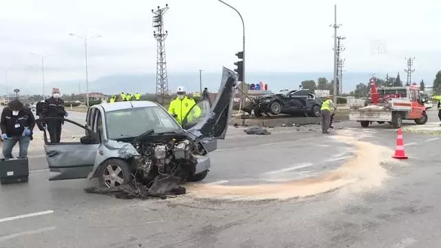 'Antalya'da iki otomobil çarpıştı: 2 ölü, 3 yaralı' başlıklı haberimizdeki '2 ölü, 3 yaralı' ifadesini '1 ölü, 4 yaralı' şeklinde düzelterek... 'Antalya'da iki otomobil çarpıştı: 2 ölü, 3 yaralı' başlıklı haberimizdeki '2 ölü, 3 yaralı' ifadesini '1 ölü, 4 yaralı' şeklinde düzelterek...