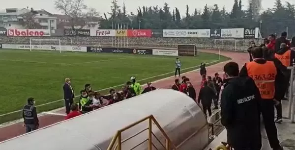 SPOR İnegölspor'da futbolcu ile tribündekiler arasında gergin anlar SPOR İnegölspor'da futbolcu ile tribündekiler arasında gergin anlar