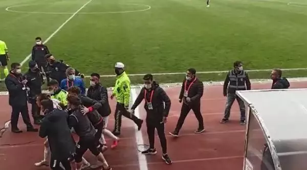SPOR İnegölspor'da futbolcu ile tribündekiler arasında gergin anlar SPOR İnegölspor'da futbolcu ile tribündekiler arasında gergin anlar