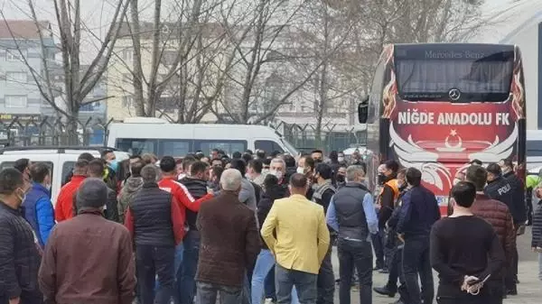 SPOR İnegölspor'da futbolcu ile tribündekiler arasında gergin anlar SPOR İnegölspor'da futbolcu ile tribündekiler arasında gergin anlar