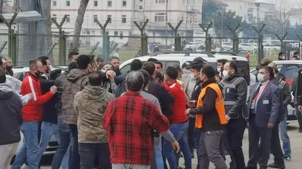 SPOR İnegölspor'da futbolcu ile tribündekiler arasında gergin anlar SPOR İnegölspor'da futbolcu ile tribündekiler arasında gergin anlar