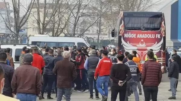 SPOR İnegölspor'da futbolcu ile tribündekiler arasında gergin anlar SPOR İnegölspor'da futbolcu ile tribündekiler arasında gergin anlar
