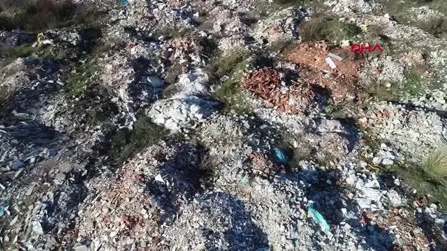 İZMİR Asbestli atıkların kaçak olarak döküldüğü tarım alanı çöplüğe dönüştü İZMİR Asbestli atıkların kaçak olarak döküldüğü tarım alanı çöplüğe dönüştü