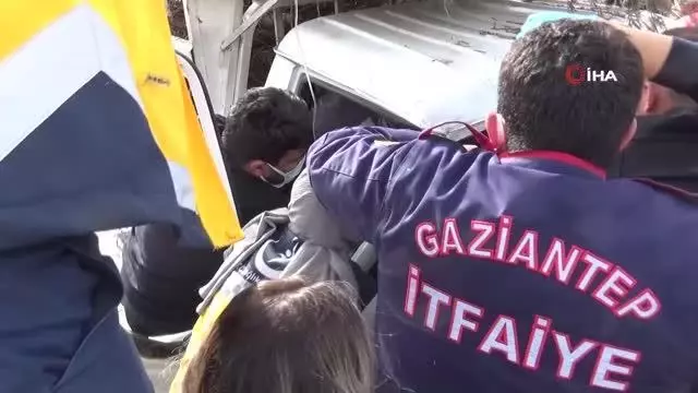 Tarım işçilerini taşıyan kamyonet bariyerlere çarptı: 4 yaralı Tarım işçilerini taşıyan kamyonet bariyerlere çarptı: 4 yaralı