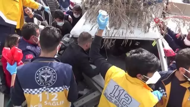 Tarım işçilerini taşıyan kamyonet bariyerlere çarptı: 4 yaralı Tarım işçilerini taşıyan kamyonet bariyerlere çarptı: 4 yaralı